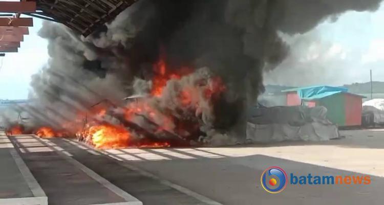 Kebakaran Hebat Lahap Wahana Permainan Anak di Coastal Area Tanjung Balai Karimun