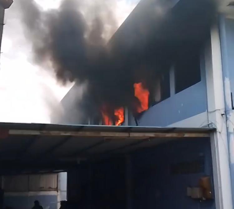Breaking News! Kebakaran Hebat Landa Sebuah PT di Kawasan Cammo Industrial Park Batam Kota