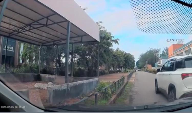 Nyaris Celaka di Bengkong, Pengemudi Keluhkan Jalur Ditutup dan Pandangan Terhalang Tumpukan Kayu