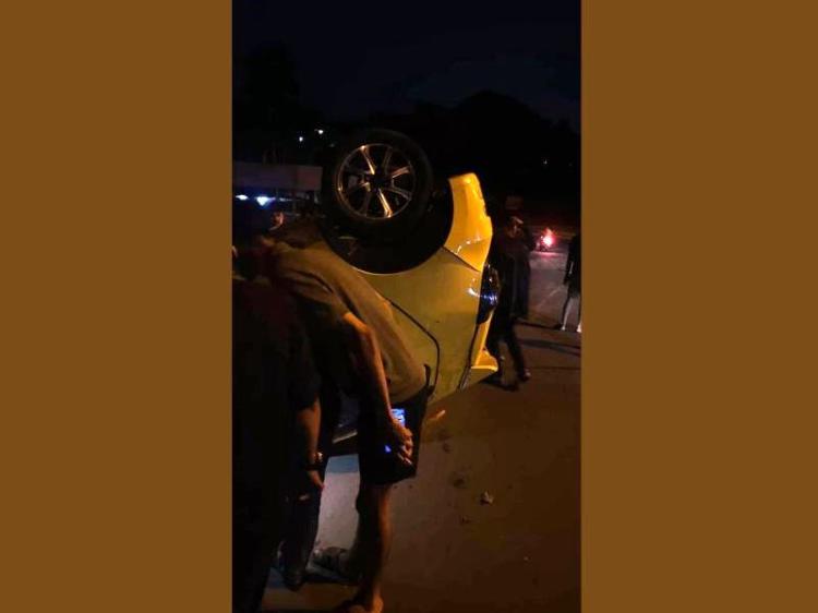 Usai Ditabrak, Mobil Kuning Terlempar ke Jalur Seberang dan Terguling di Depan Hotel Ibis Batam