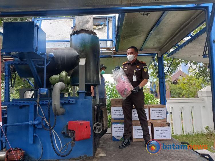 Kejari Batam Musnahkan Barang Bukti Narkotika dari 247 Perkara, Sabu hingga Kokain Ludes