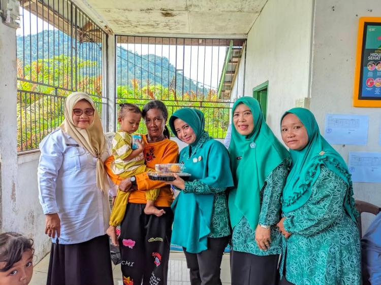 Ketua Tim Pembina Posyandu Lingga Kunjungi Posyandu Nipah dan Manggis di Desa Kelumu, Dorong Pencegahan Stunting Sejak Dini