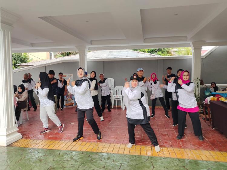 PWRI Kota Batam Gelar Senam Sehat & Santuni Dhuafa di Rumah Sekda Jefridin