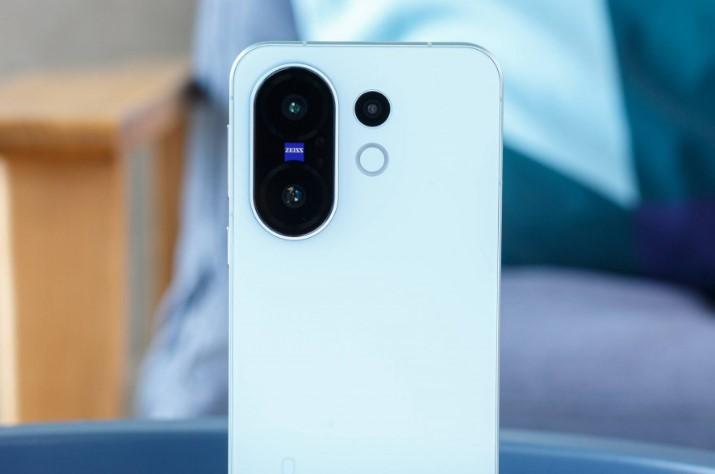 vivo Resmi Luncurkan X200 FE: Flagship Kompak dengan Baterai Besar dan Kamera Andal