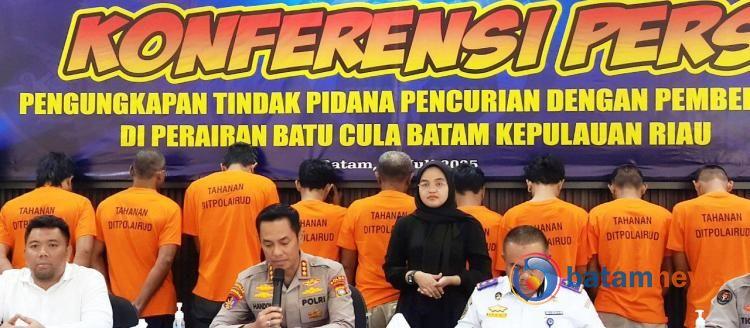 Polda Kepri Tangkap 10 Perompak di Perairan Selat Nipah, Puluhan Kali Beraksi Bersenjata Tajam dan Senpi Rakitan