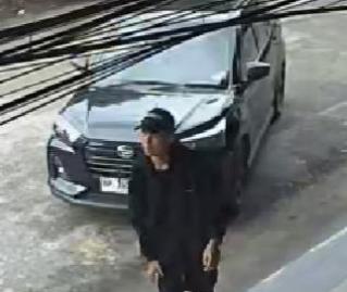 Pencurian Helm Bermobil Beraksi di Parkiran Edukits Batam Center Terekam CCTV
