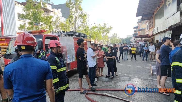 Breaking News! Cafe Fur & Elise Nagoya Ludes Terbakar, Empat Mobil Damkar Dikerahkan Padamkan Api