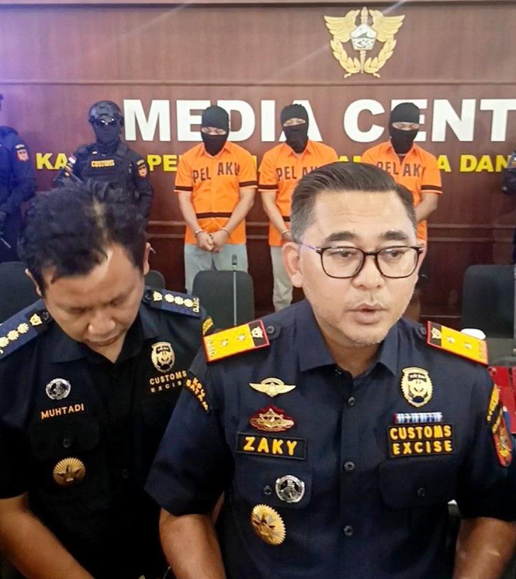Modus Baru! Bea Cukai Batam Sita 327 iPhone Diselundupkan Pakai Koper Kosong 