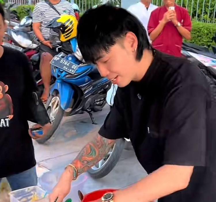 Keegan, "Sultan" Singapura yang Pilih Berbagi di Batam: Viral Berkat Aksi Kemanusiaan