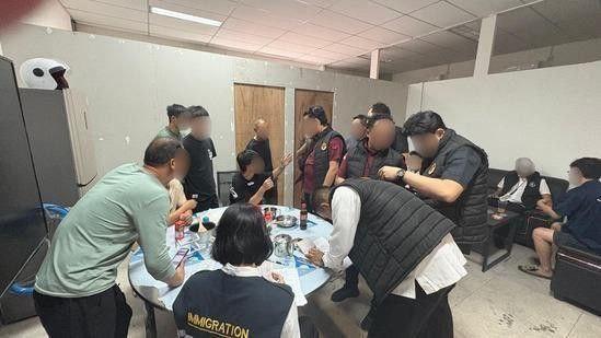 24 WNA Deportasi dari Batam karena Langgar Izin Tinggal, Imigrasi: "Kami Tidak Toleransi!