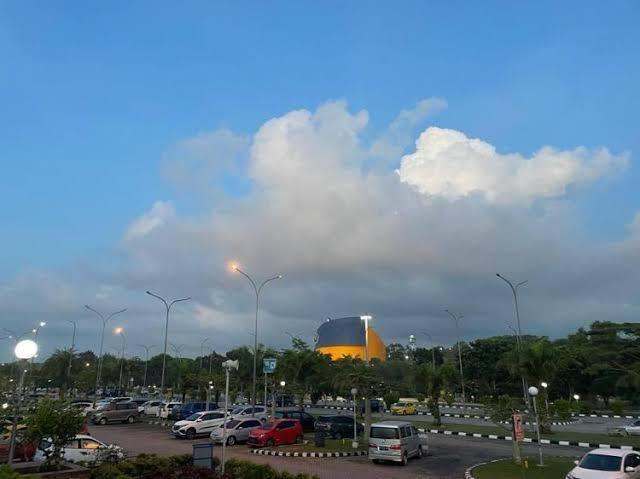 Prakiraan Cuaca Batam: Hujan Disertai Petir Diprediksi Sore Ini