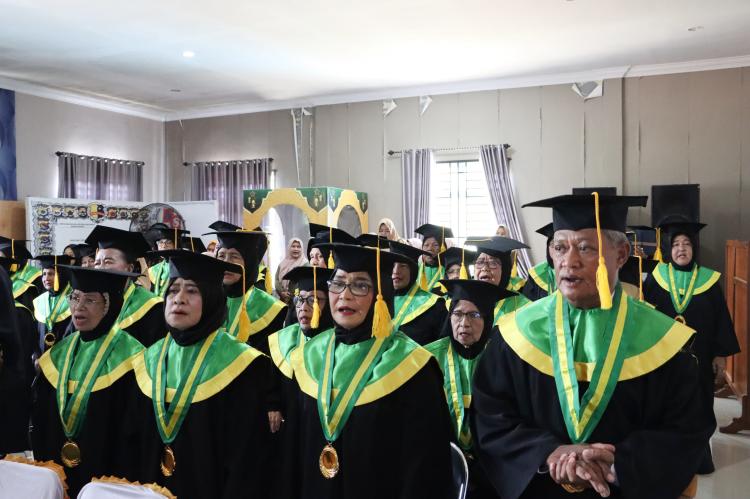 50 Lansia di Bintan Wisuda Bareng Bupati, Ada yang Pertama Kali Sekolah!