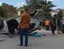 Truk Lori Tabrak Dua Mobil di Tiban, Satu Unit WR-V Terbalik di Pinggir Jalan
