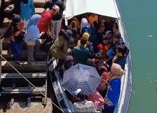 Warga Pulau Terong Bertaruh Nyawa Naiki Perahu Pancung Tanpa Pelampung, Netizen Soroti Risiko Overkapasitas