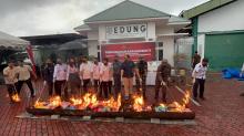 Kejari Karimun Musnahkan Barang Bukti 77 Perkara, Termasuk 1,5 Juta Batang Rokok Ilegal dan Ratusan Gram Sabu