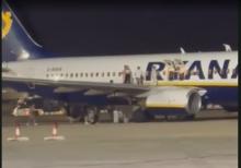 18 Orang Cedera Akibat Alarm Kebakaran Palsu di Pesawat Ryanair, Penumpang Panik & Lompat dari Sayap