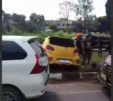 Hindari Kucing, Mobil Agya Naik ke Pembatas Jalan di Sagulung