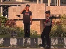 Pemuda Tak Pakai Helm Dihukum Hormat di Bundaran Madani, Polisi: Bukan Kami yang Perintahkan