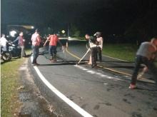 Tumpahan Solar di Jalan Garuda Singkep Sebabkan Pengendara Terjatuh