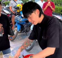 Keegan, "Sultan" Singapura yang Pilih Berbagi di Batam: Viral Berkat Aksi Kemanusiaan