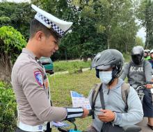 Antisipasi Kecelakaan, Satlantas Barelang Bagikan Stiker dan Brosur Keselamatan di Batamindo