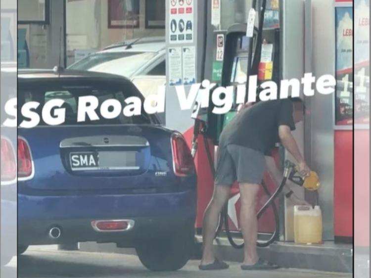 Sedang Viral di Malaysia: Diduga Warga Singapura Pakai Mobil Mewah Isi BBM ke Kantong Plastik