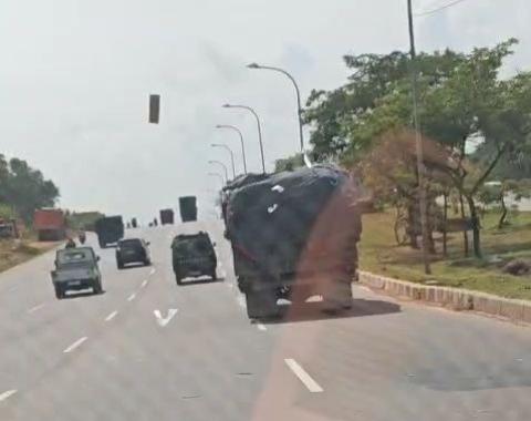 Lori Pembawa Kardus dan Plastik Bikin Resah di Batam, Sampah Beterbangan di Jalanan