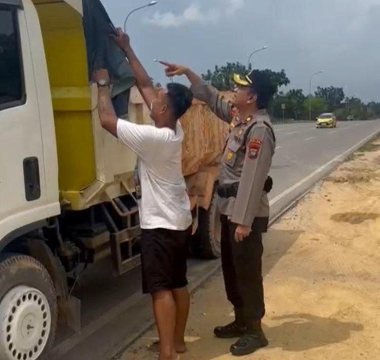 Polsek Nongsa Tegur Sopir Truk Pasang Bendera One Piece, Ganti dengan Merah Putih