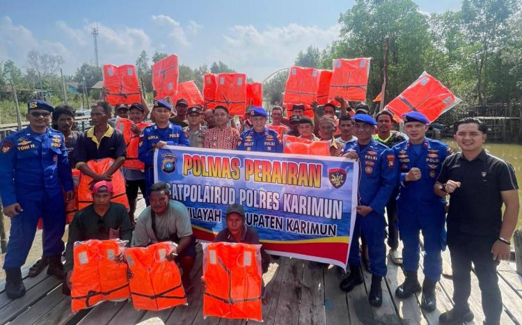 Satpolairud Polres Karimun Bagikan Life Jacket kepada Nelayan, Wujud Kepedulian Terhadap Keselamatan di Laut