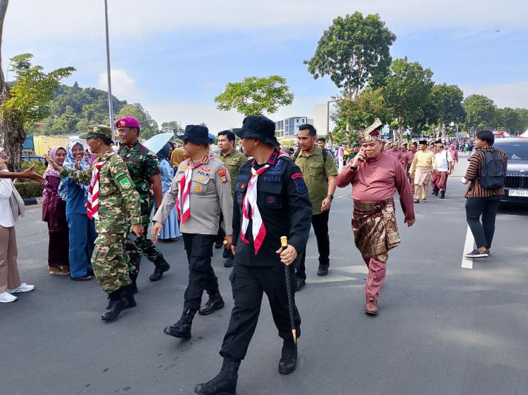 Ribuan Orang Padati Jalan Ahmad Yani Demi Parade Budaya HUT RI ke-80 di Batam