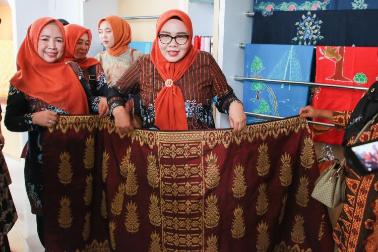 Erlita Amsakar Blusukan ke Rumah Tenun 