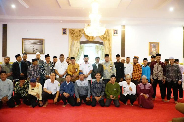 Pemkab Lingga dan BAKOMUBIN Serahkan Honorarium kepada 126 Mubaligh Ramadhan 1446 H