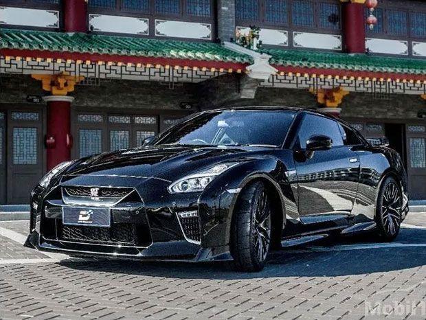Harga Fantastis Nissan GT-R, Mobil Sport Maut di Jalan Ahmad Yani Batam