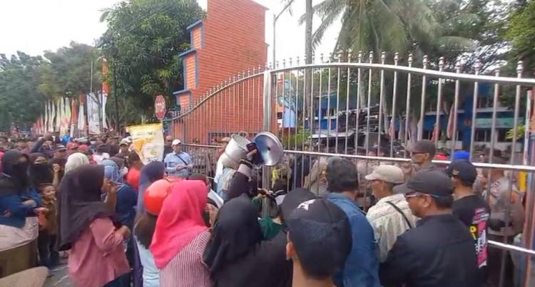Ratusan Warga Karimun Gelar Aksi Damai Tuntut Kemudahan Masuknya Bahan Pokok
