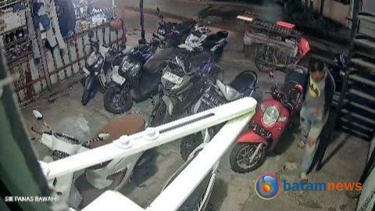 Batman Gadungan Gasak Sandal Anak Kos di Sei Panas Batam, Aksinya Terekam CCTv