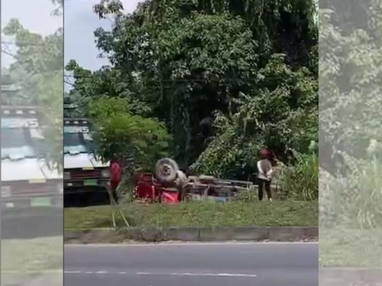 Truk Terguling Diduga Akibat Rem Blong di Turunan Bukit Daeng, Sopir dan Kernet Selamat