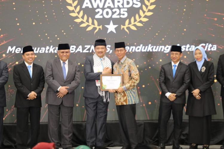 Amsakar Achmad Raih Penghargaan BAZNAS Award 2025, Komitmen Dukung Gerakan Zakat Nasional 