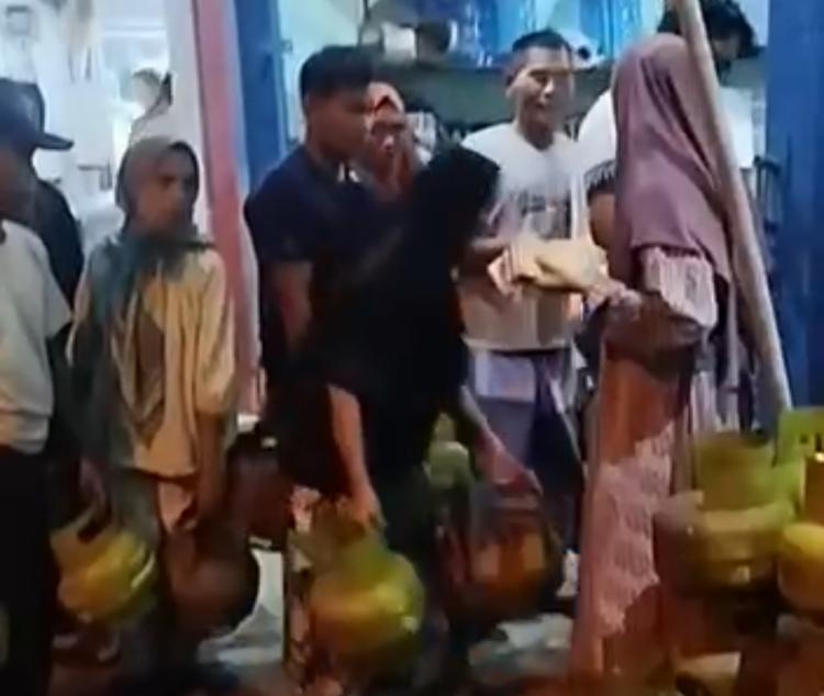 Langka! Lori Gas Subsidi Diserbu Warga Tiban Kampung