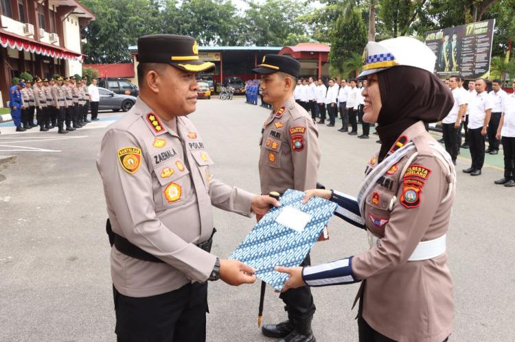 Polresta Barelang Beri Penghargaan Personel Berprestasi di Momen HUT ke-80 RI