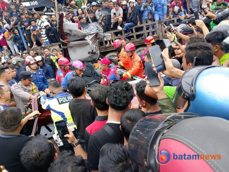 Ratusan Orang Tonton Kejadian Kecelakaan Maut Truk Crane di Tiban Centre