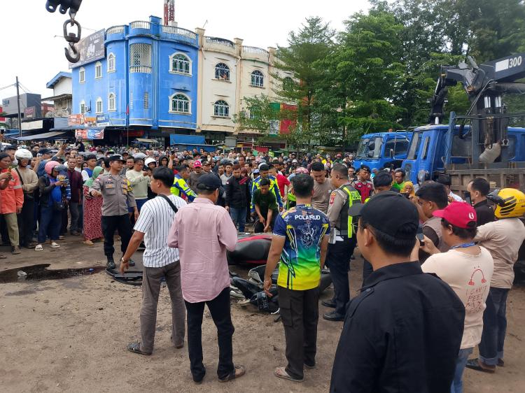 Rem Blong, Truk Crane Timbun Mobil di Tiban Polisi Evakuasi dan Olah TKP