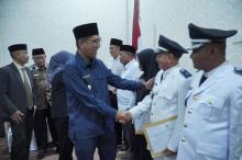 Wabup Lingga Novrizal Resmi Lantik Parmuzi Jadi Kades Panggak Darat