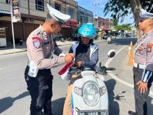 Satlantas Polres Karimun Bagikan Bendera Merah Putih Gratis, Warga Kaget Lalu Tersenyum
