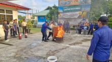 BRK Syariah Lingga Dapat Edukasi Simulasi Penanggulangan Kebakaran dari Damkar