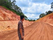 Dikeluhkan Bertahun-tahun, Pemprov Kepri Realisasikan Perbaikan Jalan Lintas Roro Penarik di Lingga