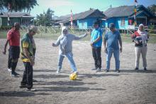 Ketua DPRD Lingga Buka Turnamen Mini Soccer U-13 di Desa Persiapan Senempek, 32 Tim Siap Bertarung