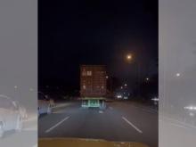 Truk Trailer Tanpa Sein di Jalan Sudirman Batam Bikin Ngeri, Pengendara: “Belok ke Akhirat?”  