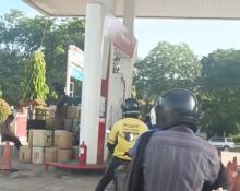 Antrean Panjang di SPBU Sekupang Batam Akibat Pengisian BBM dengan Jeriken