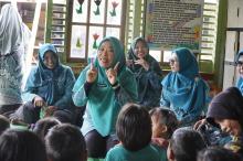 Wabup Lingga dan Ketua Dekranasda Kunjungi PAUD Tanjung Kelit, Serahkan Obat Cacing untuk Anak-anak