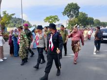 Ribuan Orang Padati Jalan Ahmad Yani Demi Parade Budaya HUT RI ke-80 di Batam